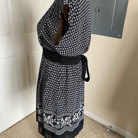 Forever 21 Floral Dress - Picture 2 of 3